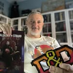 Juan P. Betanzos, traductor de juegos de rol y de mesa, con el manual de La Maldición de Strahd de Dungeons & Dragons.
