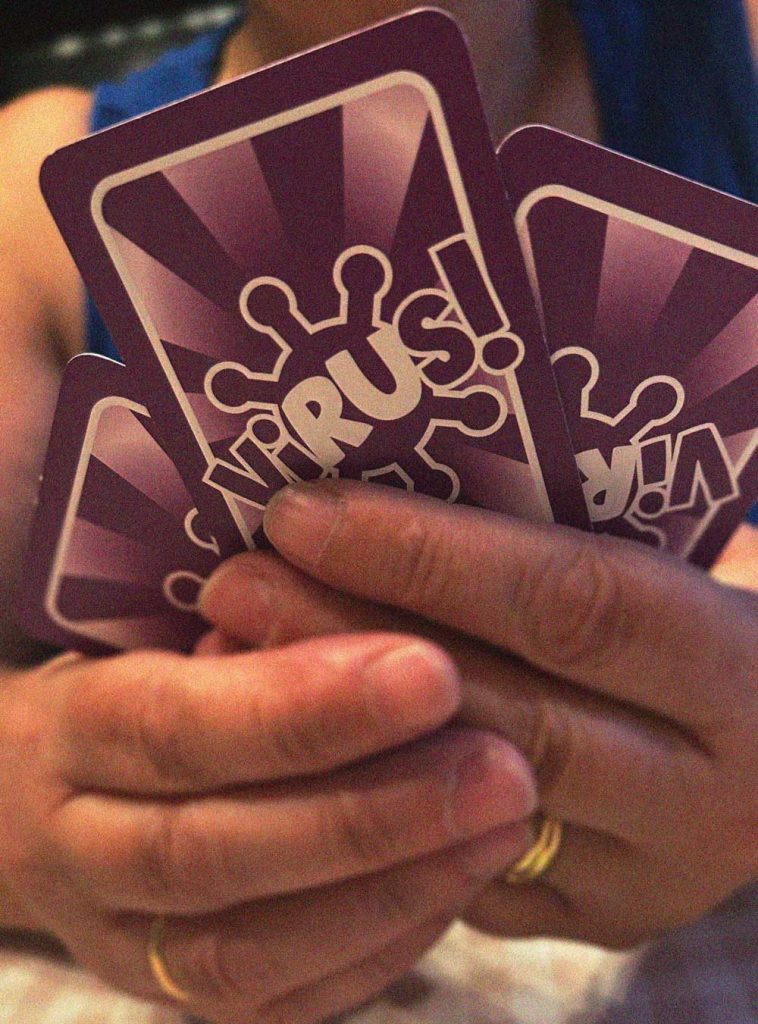 Primer plano de unas manos mayores sosteniendo cartas