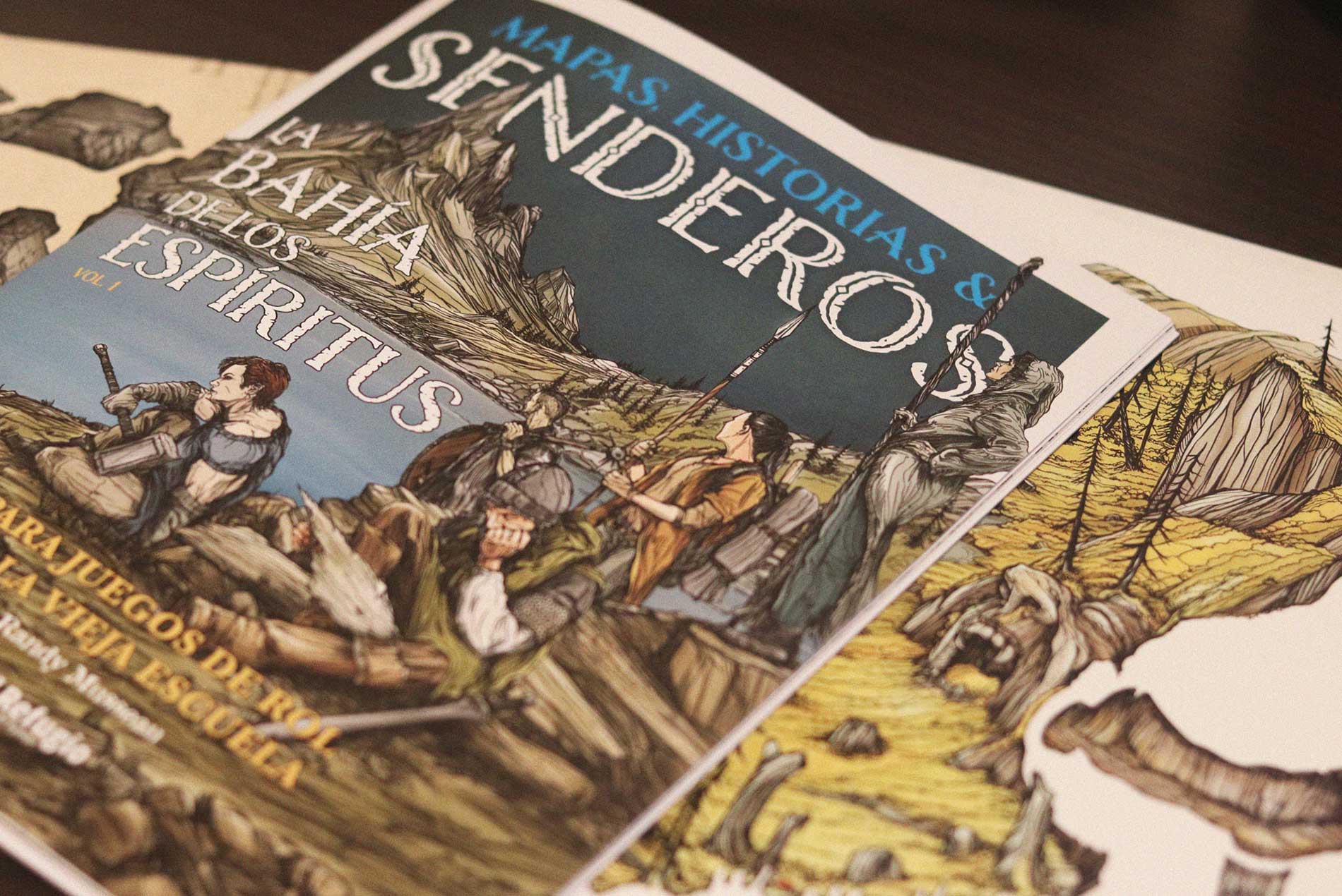 Portada ilustrada de “La Bahía de los Espíritus, Volumen 1”, mostrando aventureros frente a un paisaje costero envuelto en niebla.