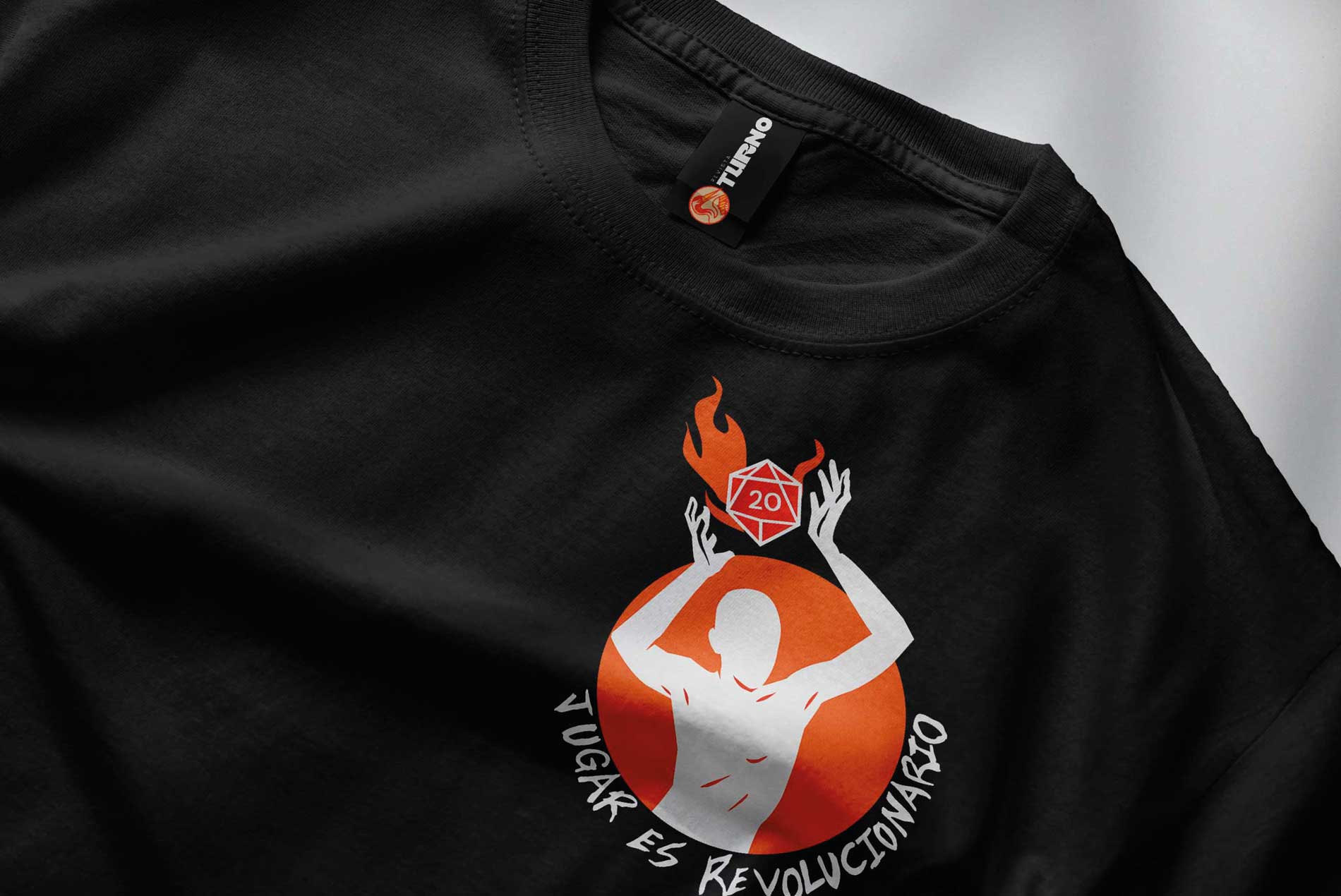 Ilustración de una figura levantando un dado de veinte caras en llamas con el mensaje “Jugar es revolucionario”.