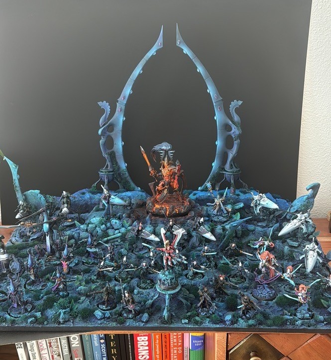 Fotografía base del proyecto Aeldari sobre mesa, con la maqueta montada antes del pintado digital.