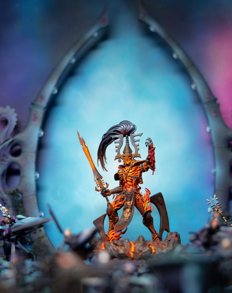 Diorama Aeldari completamente pintado con fondo galáctico y Fénix en el centro.