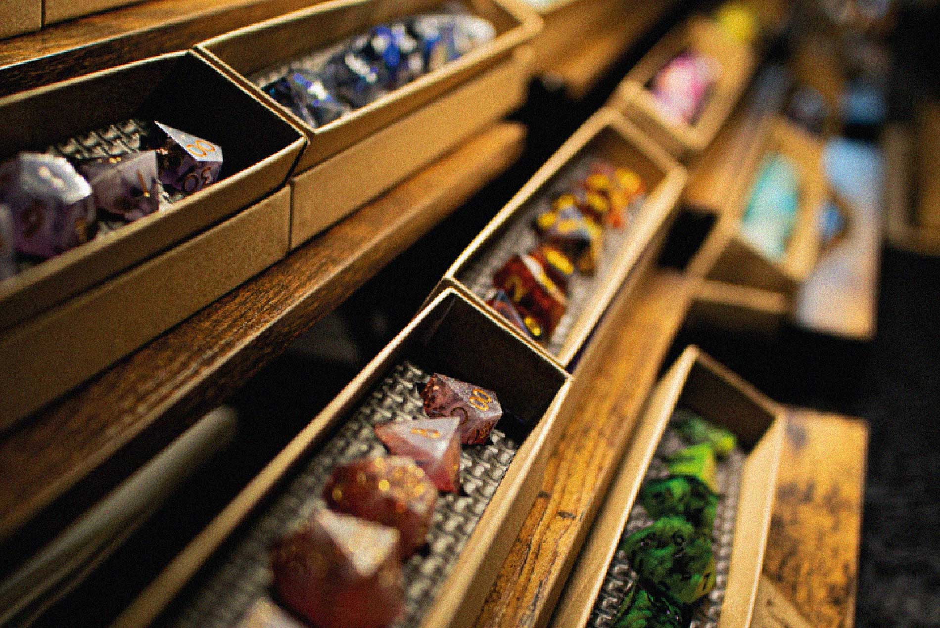 Sets de dados artesanales expuestos en el stand de Gnomish Crafts durante las Freak Wars