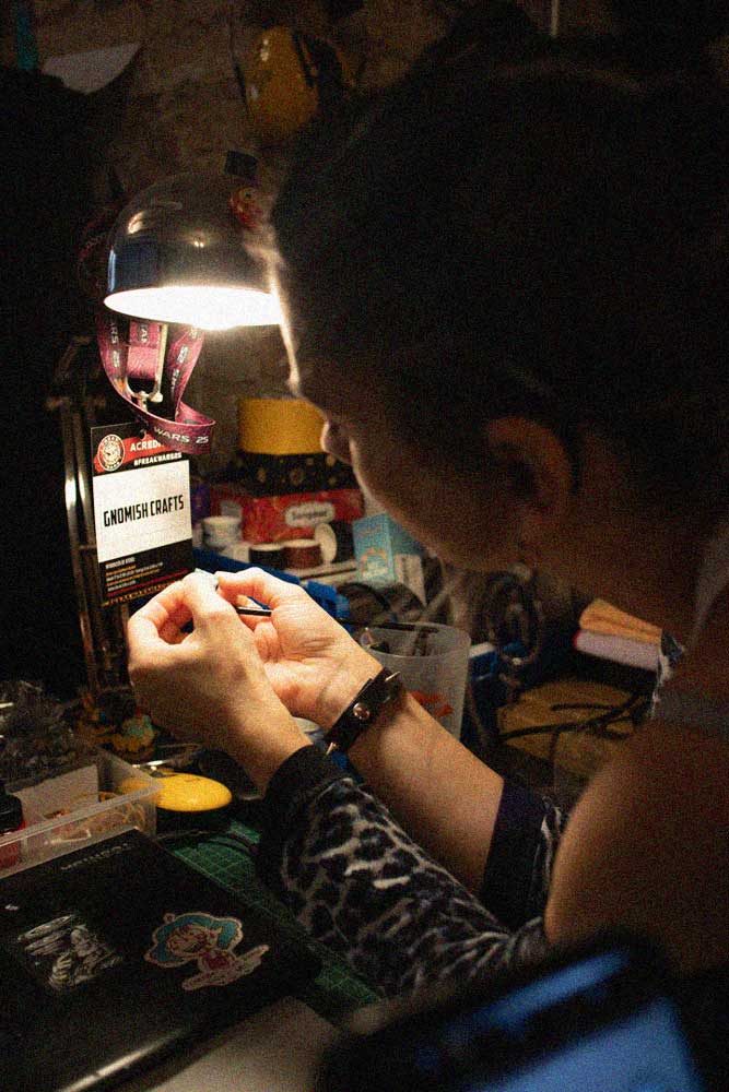 Elia de Gnomish Crafts trabajando en un dado en su mesa de taller