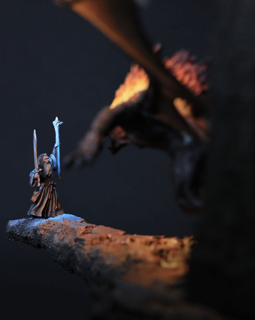 Detalle del diorama del Puente de Khazad-dûm con Gandalf iluminado en azul enfrentándose al Balrog, pintado por Javi Lozano