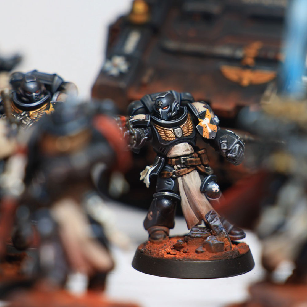 Marine Templario Negro pintado por Javi Lozano, con bases rojizas y detalles en blanco y dorado.