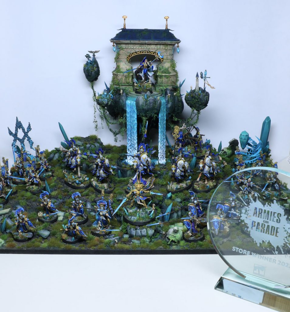 Ejército Lumineth en su diorama para Armies on Parade, con cascadas y elementos místicos.