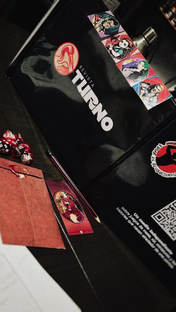 Mesa de juego con material de rol, dados y cuaderno de Turno durante una partida de Dungeons & Dragons