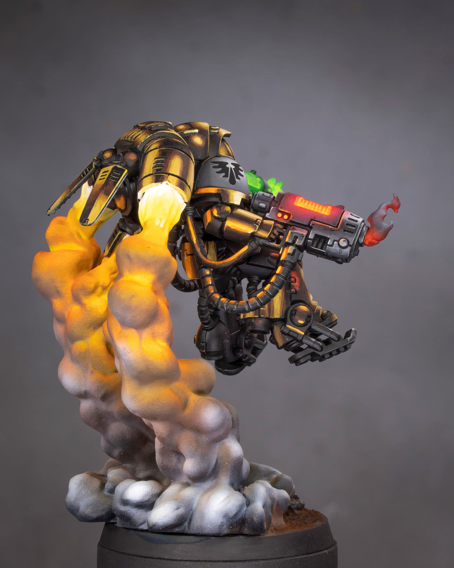 Vista lateral de la miniatura Golden Inceptor pintada por Juan Sanz, destacando la pose en suspensión y el contraste entre armadura dorada y efectos de plasma.