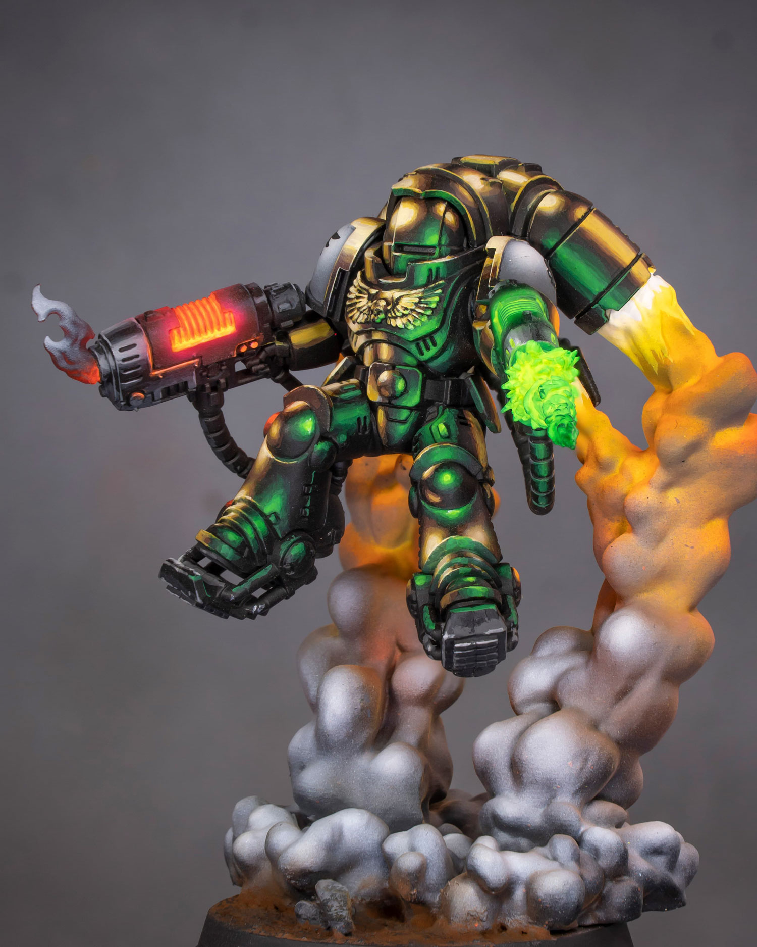 Vista tres cuartos del Golden Inceptor pintado por Juan Sanz, mostrando un arma de plasma sobrecalentada y otra en pleno funcionamiento.