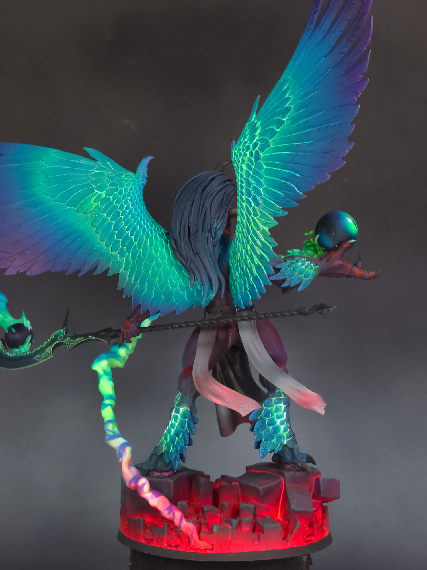 Vista trasera de la miniatura de Magnus the Red pintada por Juan Sanz, mostrando el trabajo de escamas, alas y luz ambiental desde la peana.