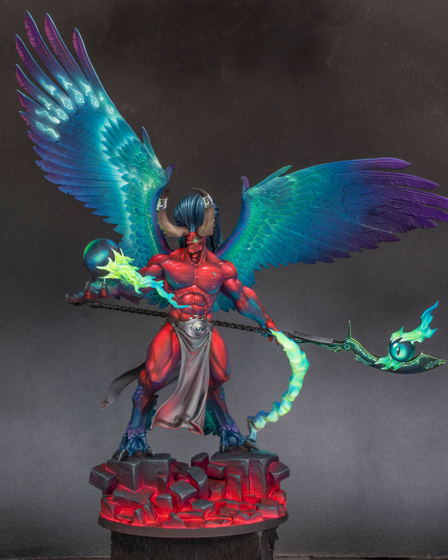 Miniatura de Magnus the Red en su forma final, pintada por Juan Sanz, con alas desplegadas, piel roja y efectos de energía verde sobre una peana escénica.