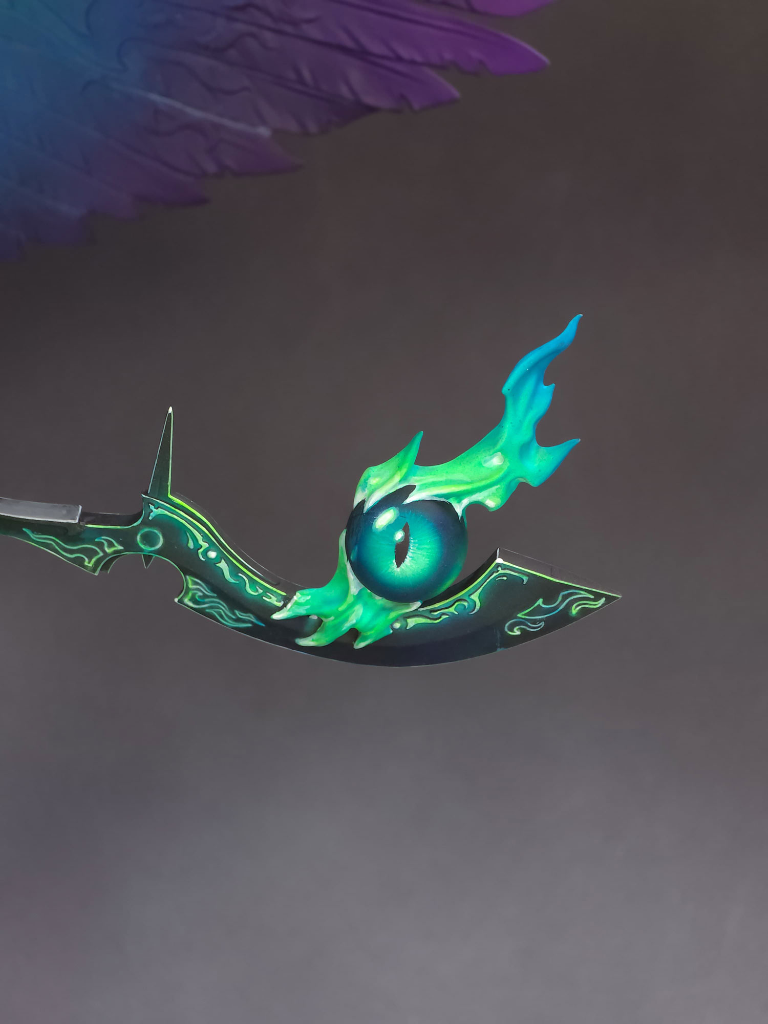 Detalle del arma de Magnus the Red con efecto de energía verde luminosa y ojo central, pintado por Juan Sanz.