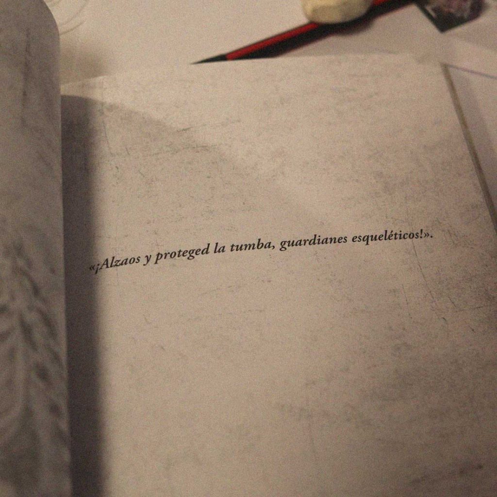 Página del libro The Skeletons con la frase “Alzaos y proteged la tumba, guardianes esqueléticos”.