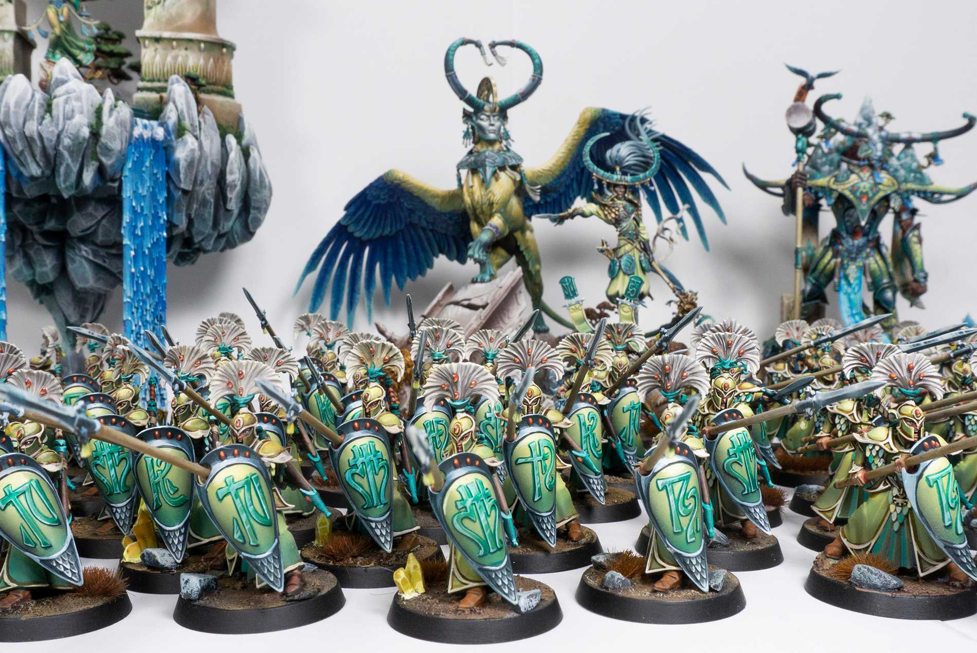 Ejército de Lumineth Realmlords pintado por CHK Minis con esquema verde y turquesa, formación completa con unidad alada central.
