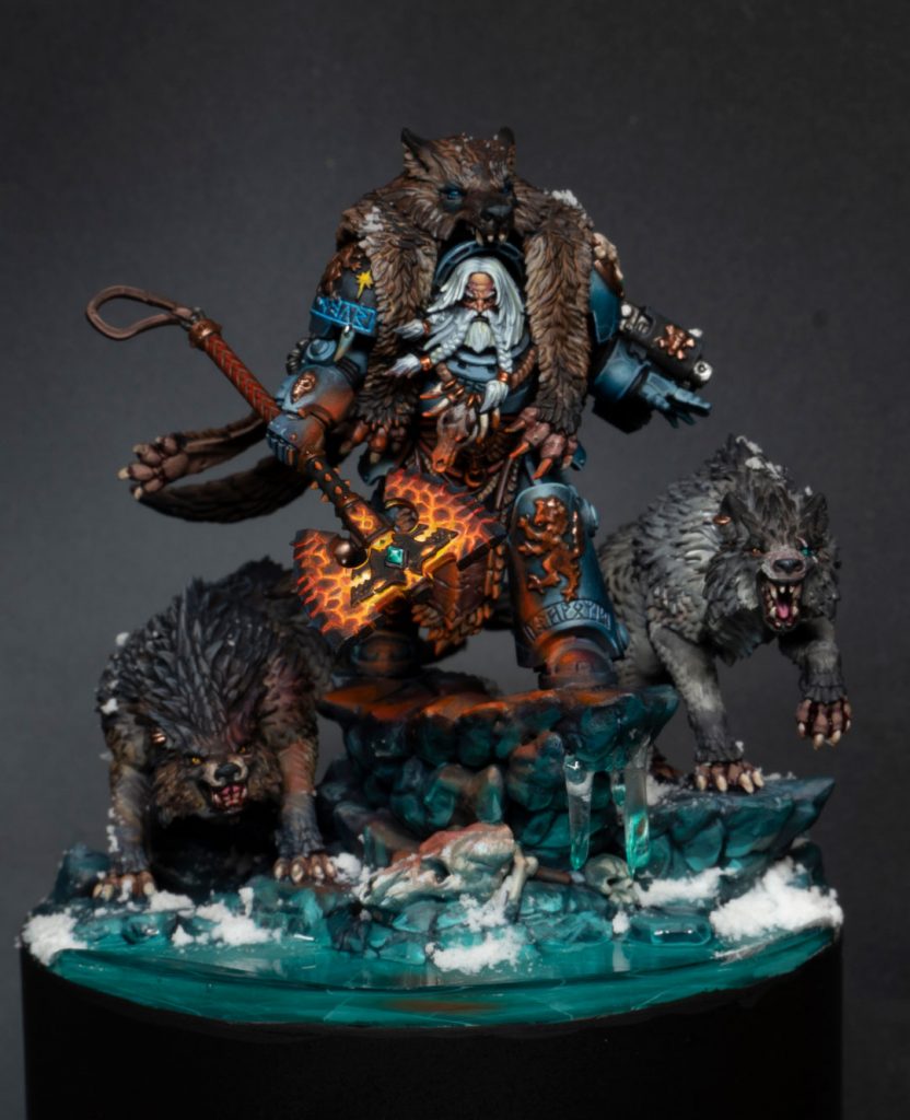 Logan Grimnar pintado por CHK Minis con efectos de iluminación en el martillo y peana escénica invernal