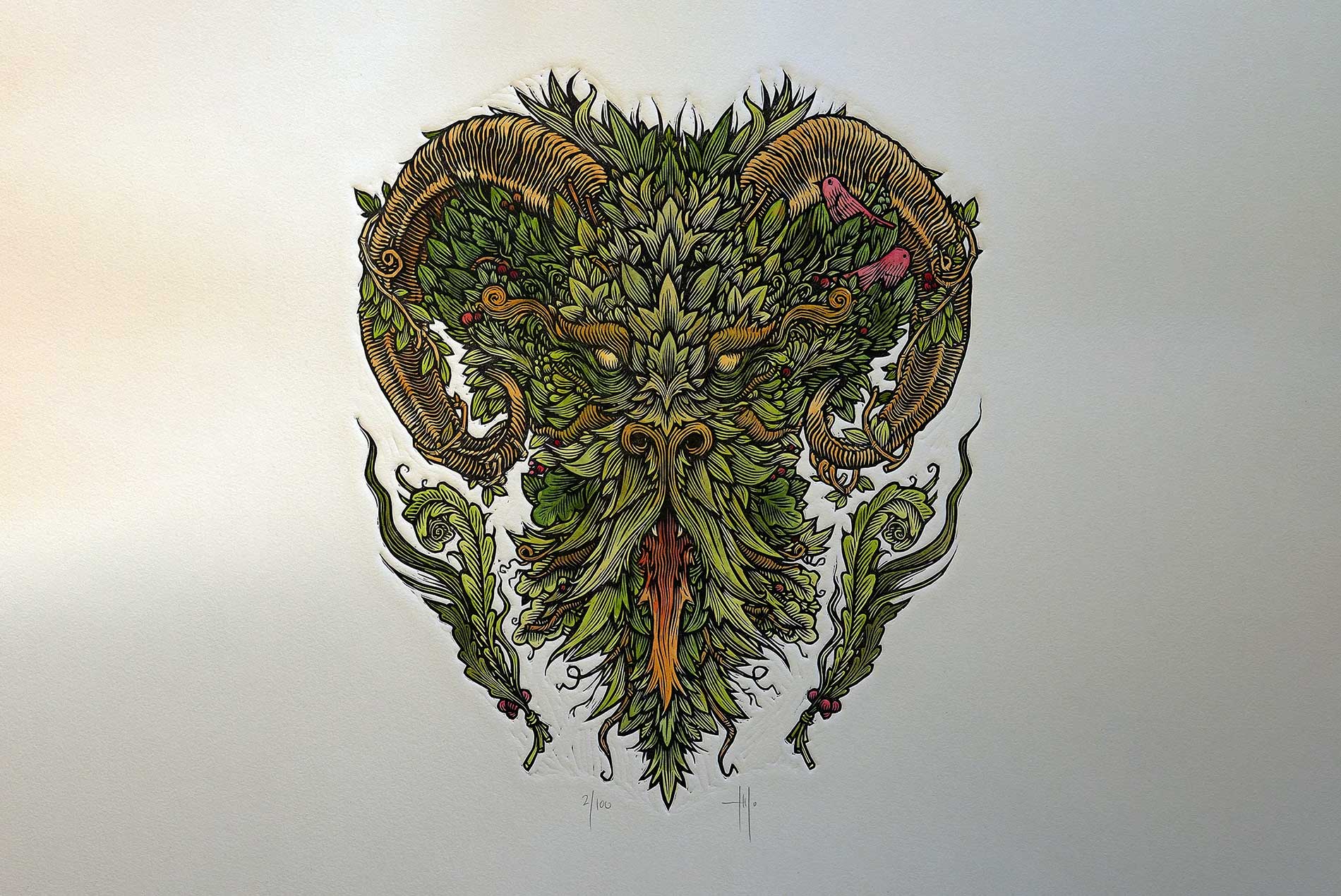 Máscara formada por hojas y ramas con grandes cuernos curvos y aves posadas.