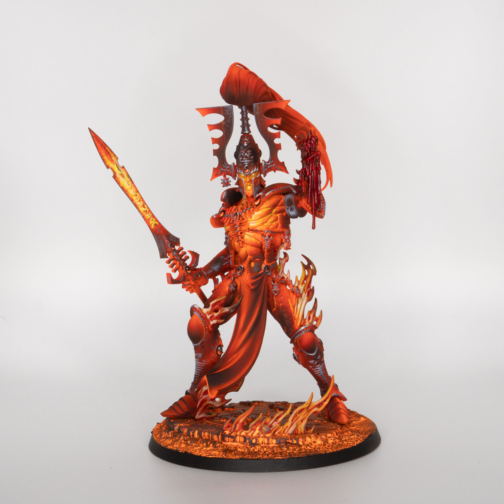 Miniatura de Warhammer 40k pintada por Daniel Vallejo, guerrero eldar con armadura ígnea y espada en llamas.