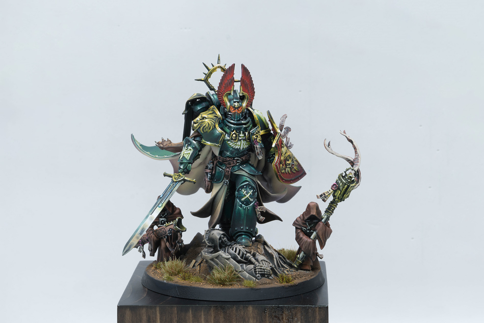 Miniatura Warhammer 40k pintada por Daniel Vallejo, guerrero acorazado en tonos verdes y dorados con estética oscura y religiosa.