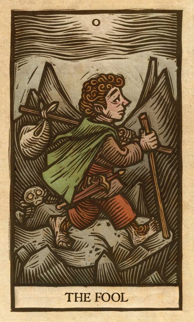 Carta del tarot El Loco ilustrada en estilo grabado, figura caminando entre montañas con bastón y saco.