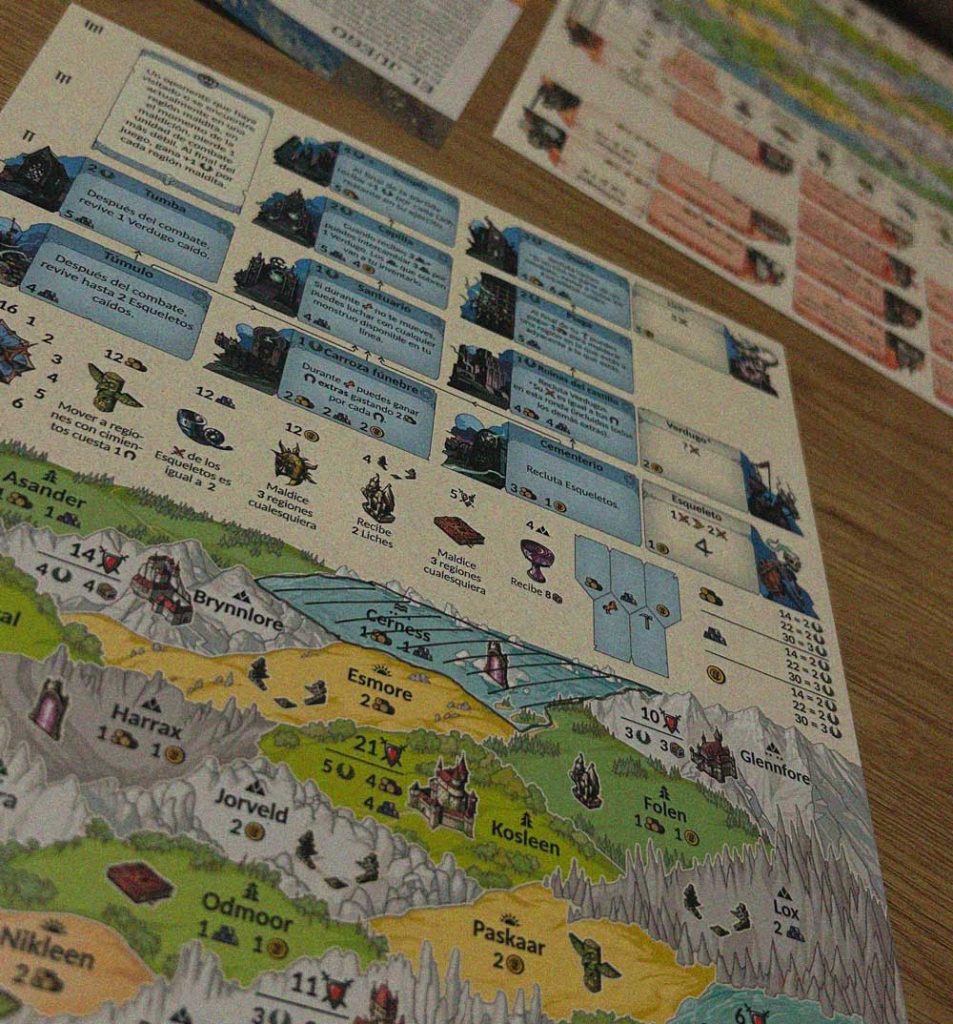 Hoja de juego de Héroes Escribe y Conquista con mapa de territorios, tropas y habilidades durante una partida