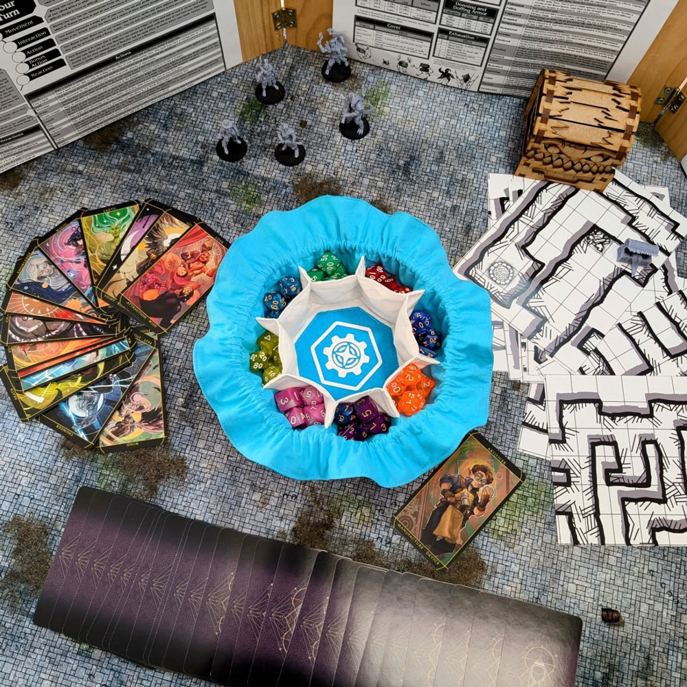 bandeja de dados artesanal azul de Costurero Rolero con dados de rol y material de juego