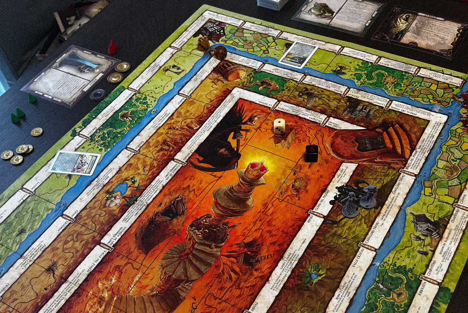 Tablero del juego de mesa Talismán durante una partida, con dados y miniaturas en la región interior cerca de la Corona de Mando