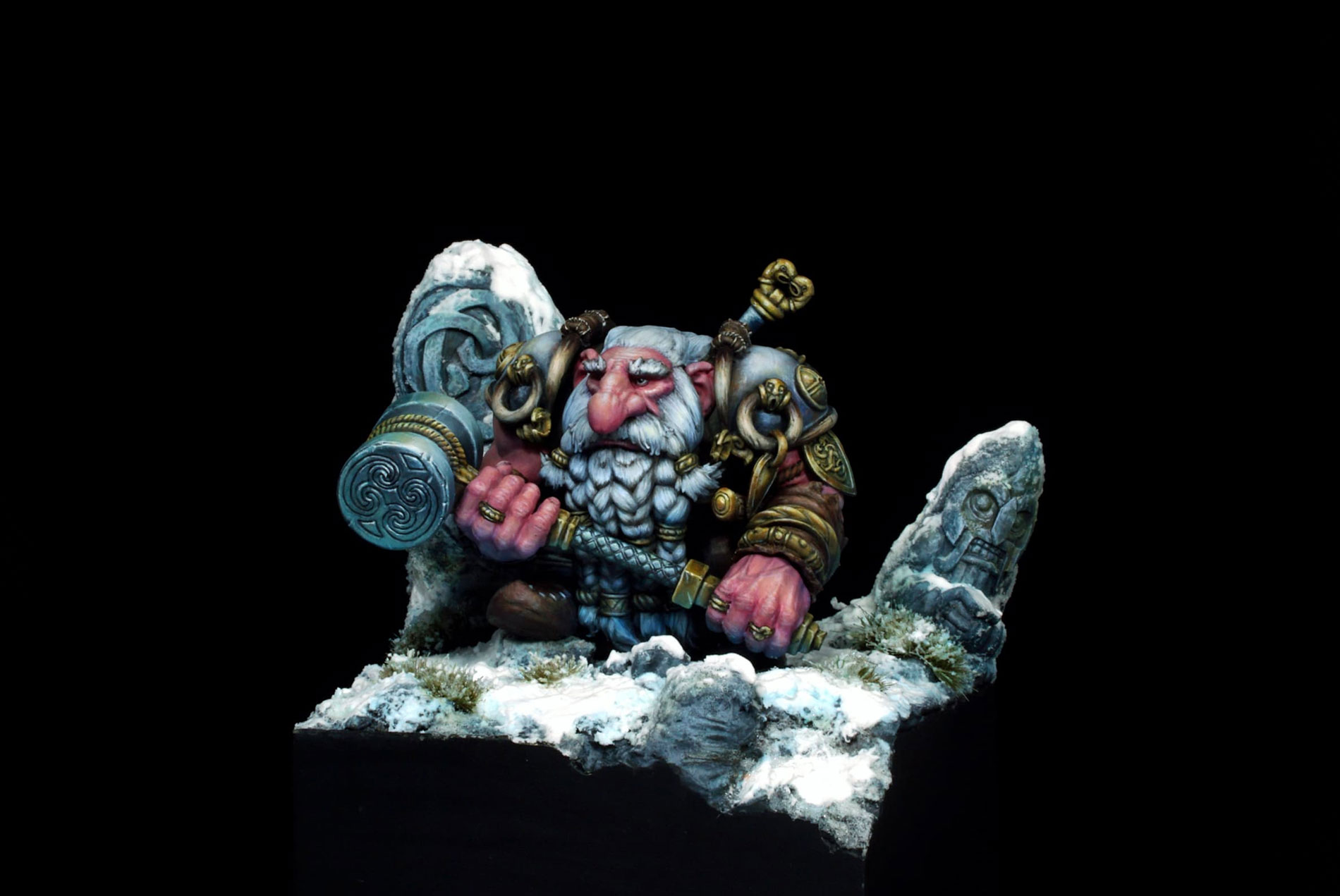 Miniatura de enano con martillo pintada a mano sobre base nevada, pintura de miniaturas artística