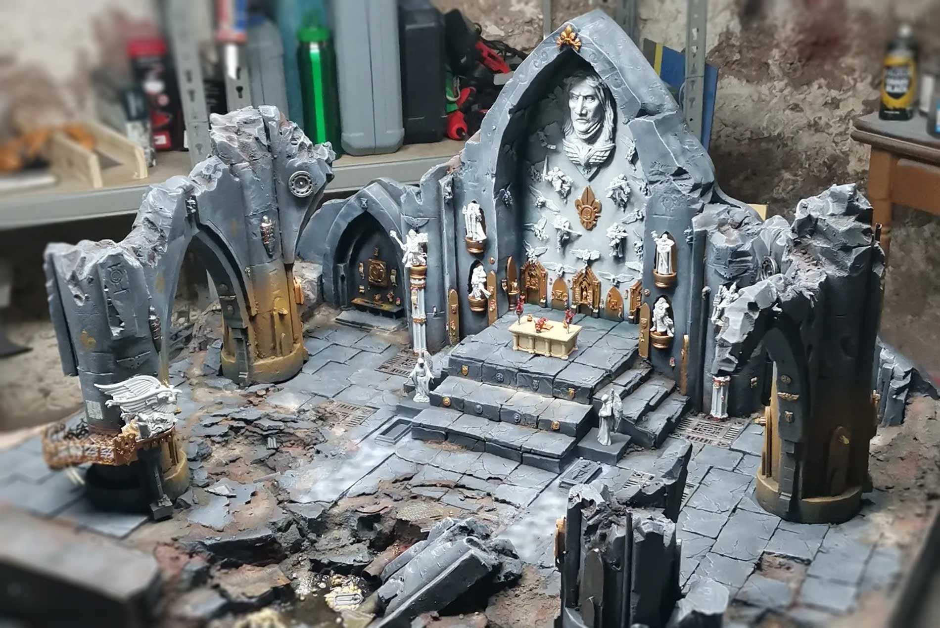 Diorama de escenografía de wargame con ruinas góticas y altar central construido por Anubis Manufactorum