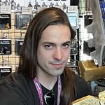 Retrato de Anubis Manufactorum en su espacio de trabajo rodeado de herramientas de modelismo