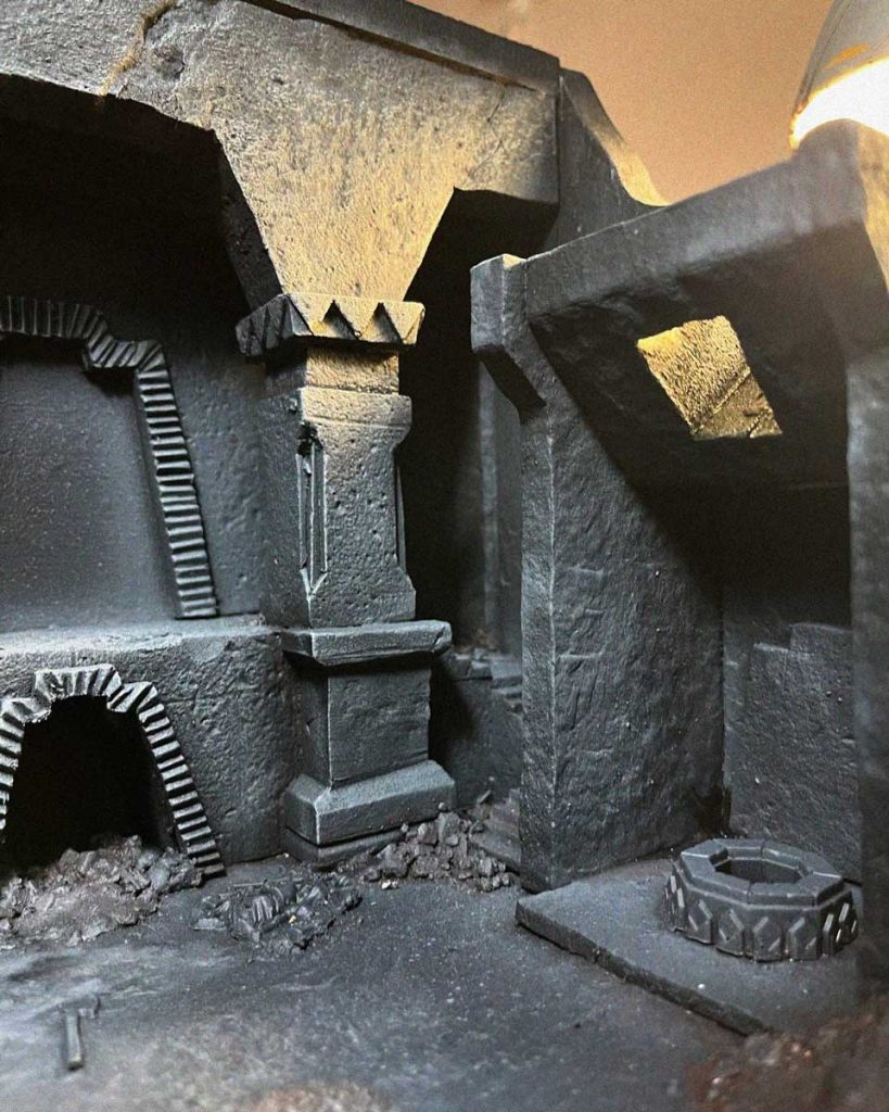 Escenografía de la tumba de Balin con arquitectura enana en ruinas y detalles de piedra en un entorno oscuro