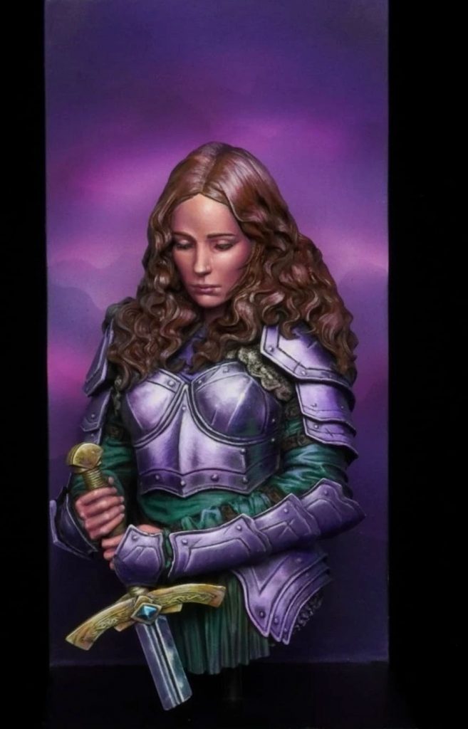 Busto femenino con armadura sosteniendo espada en vista lateral, miniatura artística pintada a mano