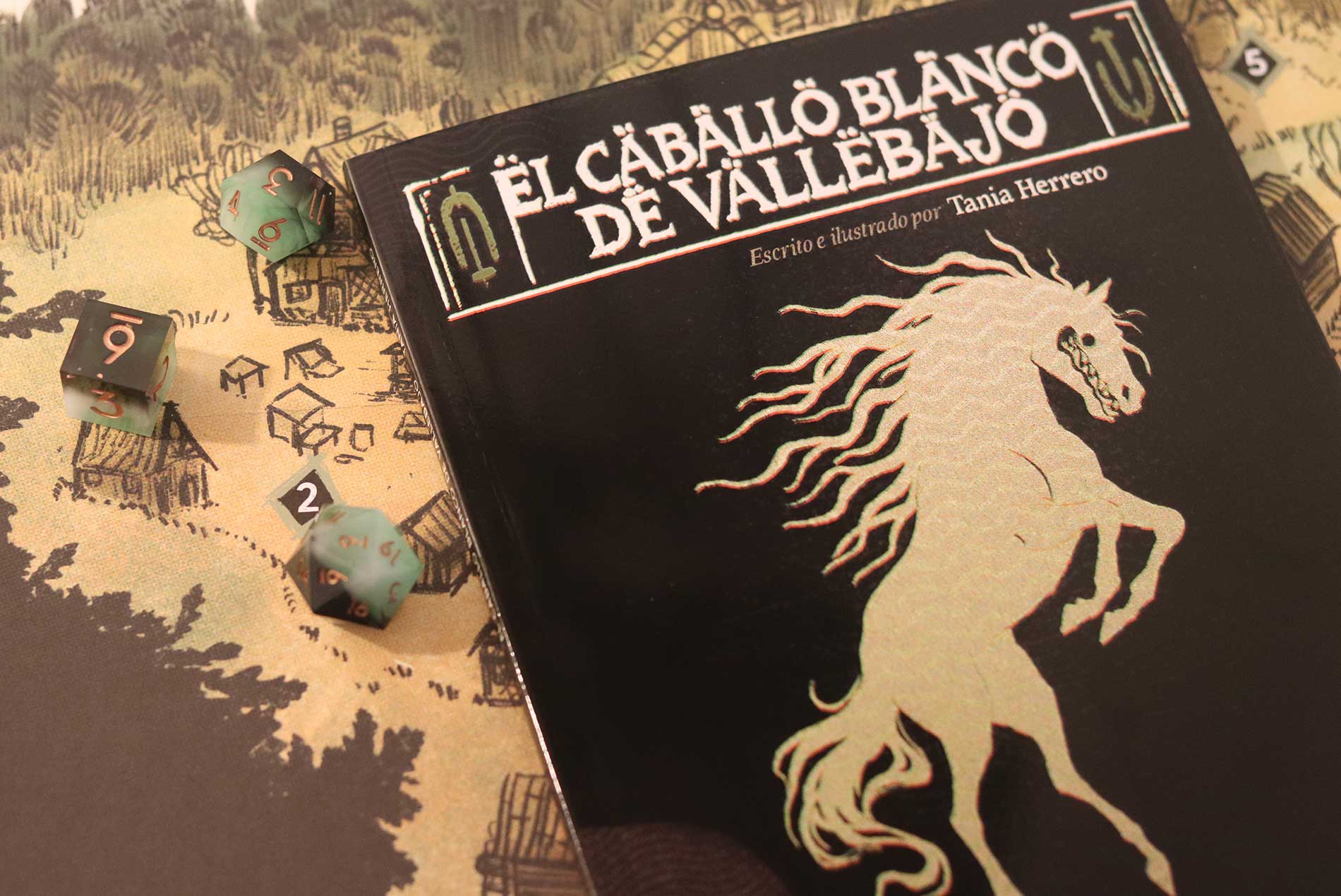 Portada de El Caballo Blanco de Vallebajo con ilustración de caballo blanco sobre mapa y dados de rol
