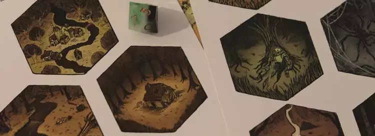 Mapa con hexágonos ilustrados de El Caballo Blanco de Vallebajo y dado de rol sobre el tablero