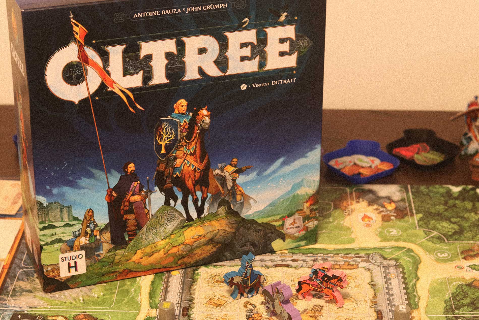 Caja del juego de mesa Oltree con tablero y componentes en partida cooperativa