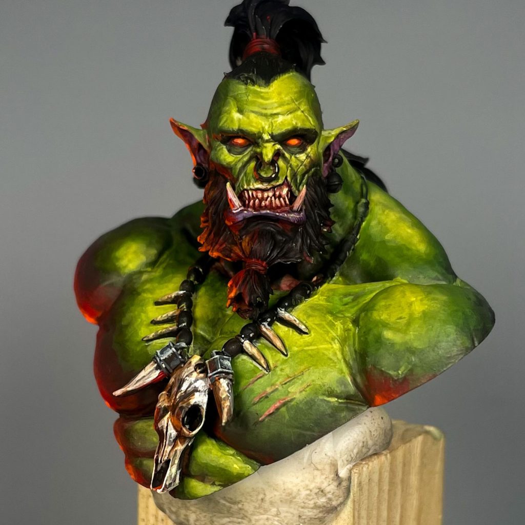 busto de orco pintado a mano con luz roja y piel verde intensa