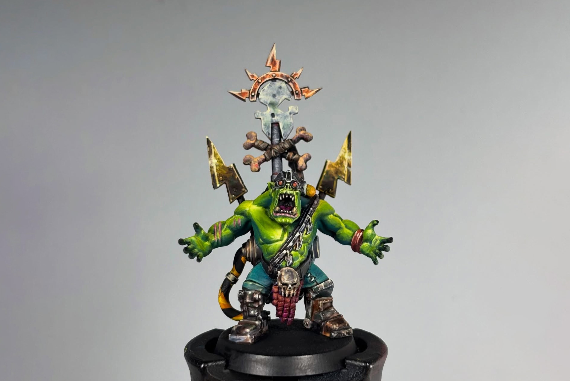 miniatura de orco pintada a mano con colores verdes y detalles metálicos