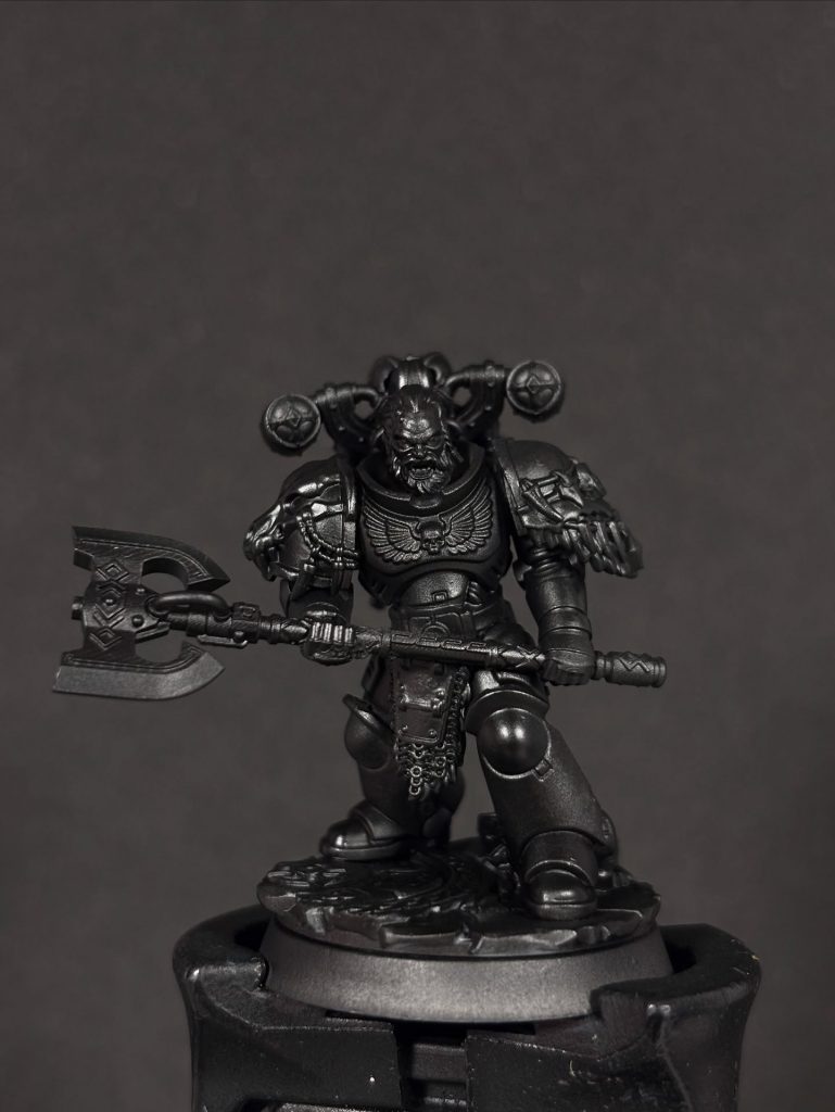 miniatura space marine imprimada en negro antes de pintar