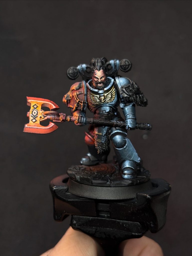 miniatura space marine terminada con luz roja en arma