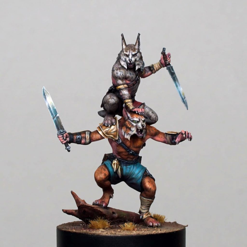 Miniaturas de hombres lobo armados con espadas en pose de combate, figuras pintadas a mano