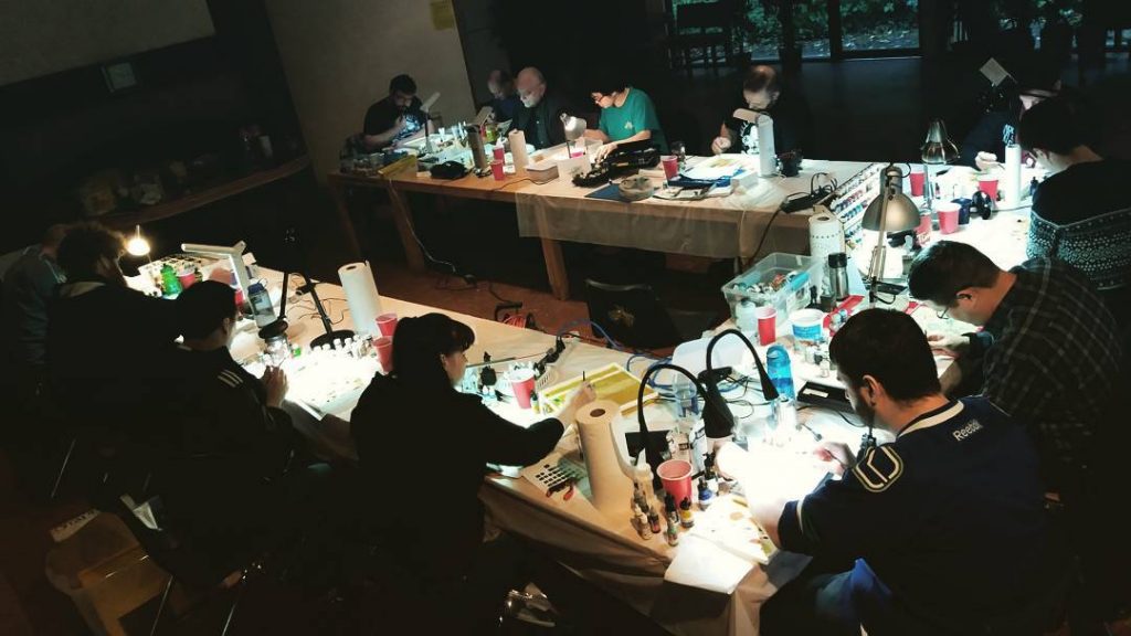 Alumnos asistiendo a una masterclass de pintura de miniaturas impartida por Banshee en Canadá.