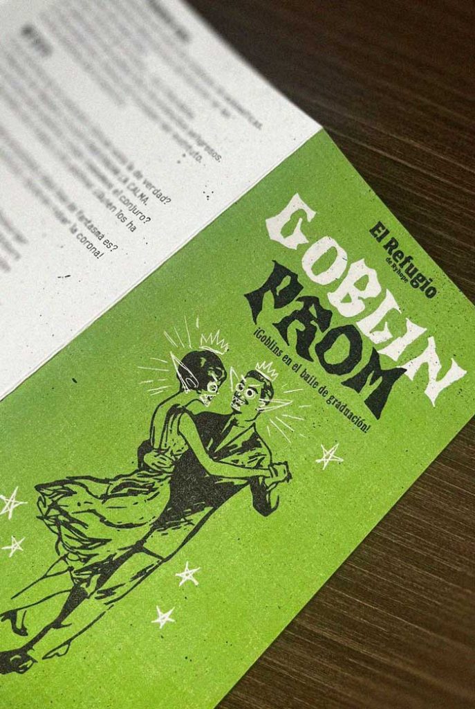 Manual de Goblin Prom sobre una mesa de madera