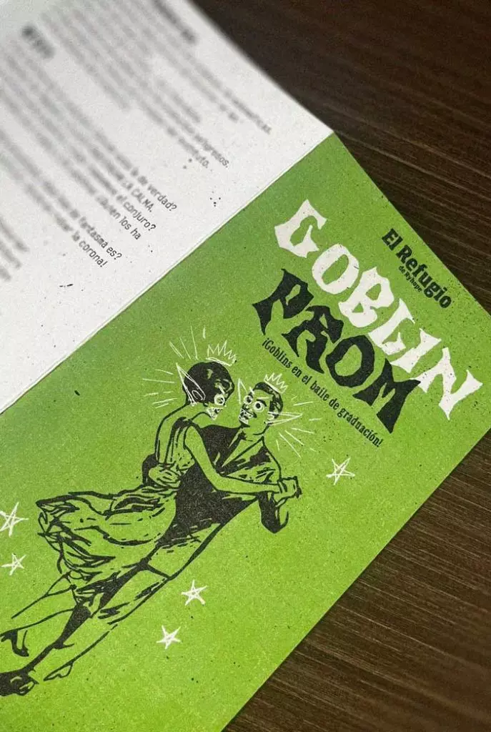 Manual de Goblin Prom sobre una mesa de madera