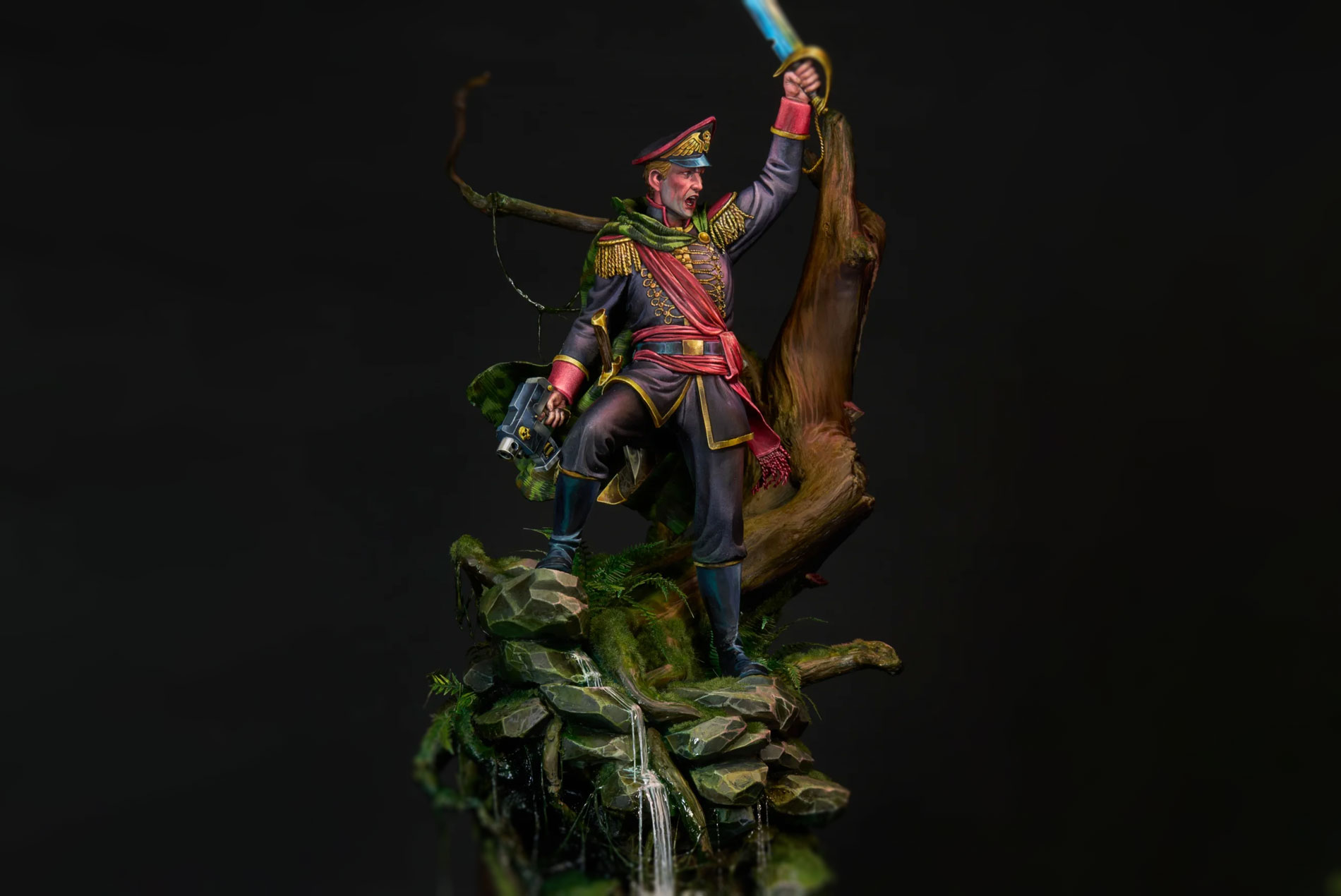 Escultura artesanal de Ibram Gaunt de Warhammer 40K levantando una espada sobre una peana escénica.