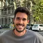 Retrato de Nico Cardona en exterior urbano