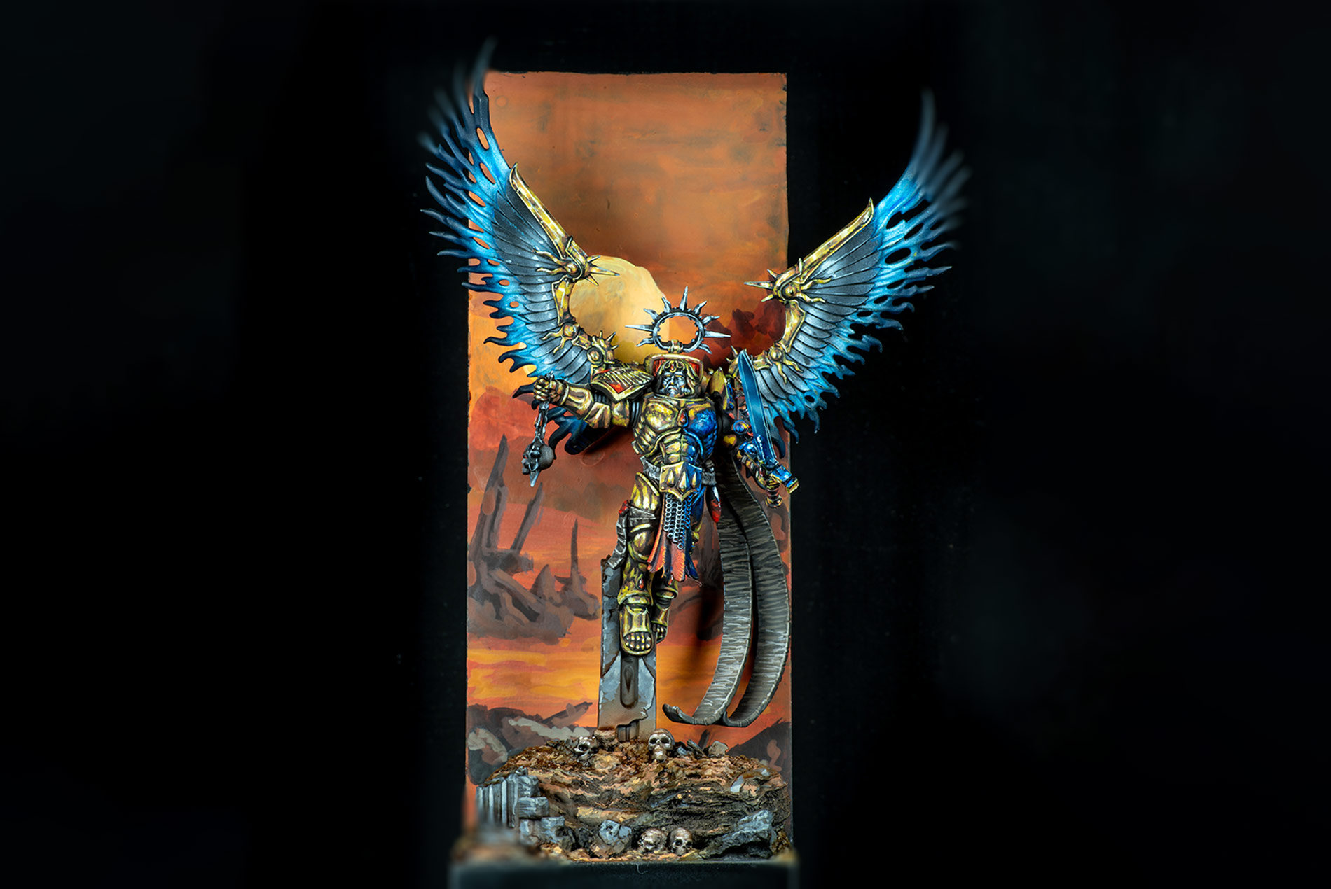 El Sanguinor de Warhammer 40.000 pintado por The Iberian Painter, con alas azules y fondo narrativo inspirado en los Blood Angels.