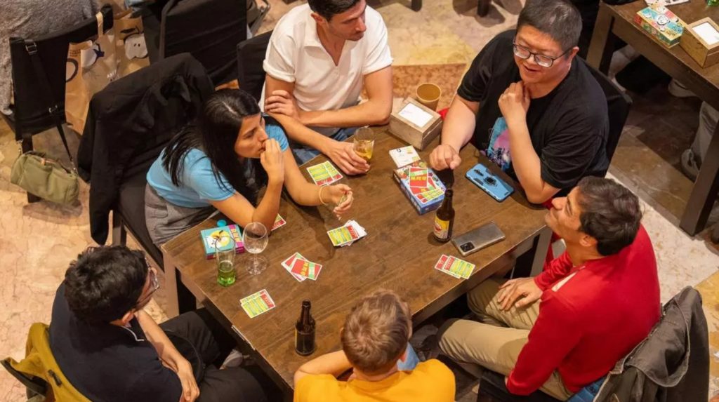 Grupo de jugadores reunidos alrededor de una mesa durante una partida en KLEFF Barcelona