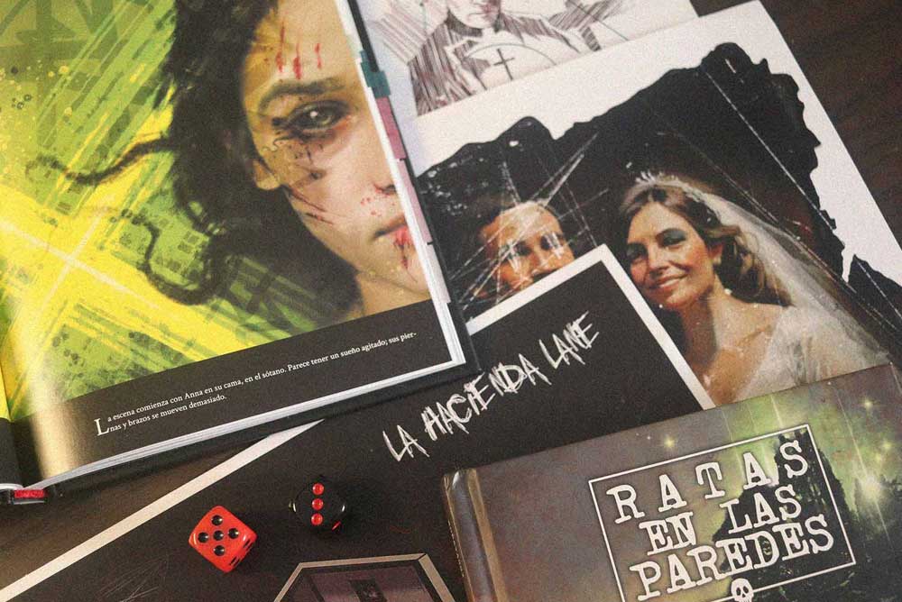 Manual de Fe abierto junto al libro Ratas en las paredes, dados de rol y material de la aventura ambientada en la Hacienda Lane.