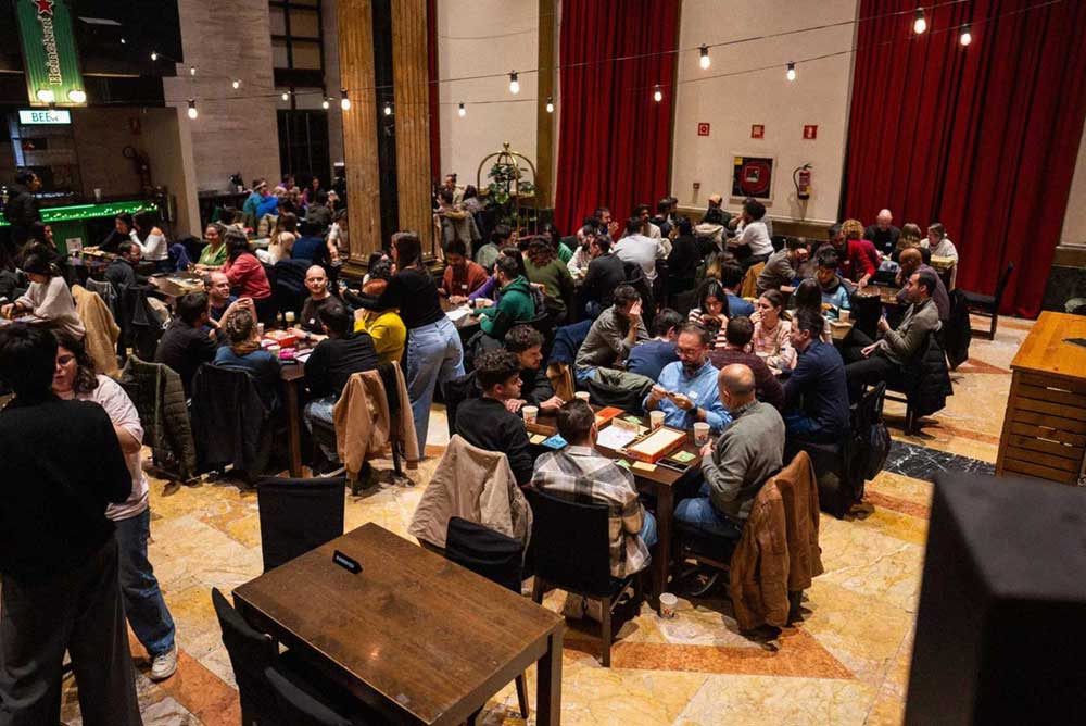 Evento de KLEFF con decenas de personas jugando a juegos de mesa en Barcelona