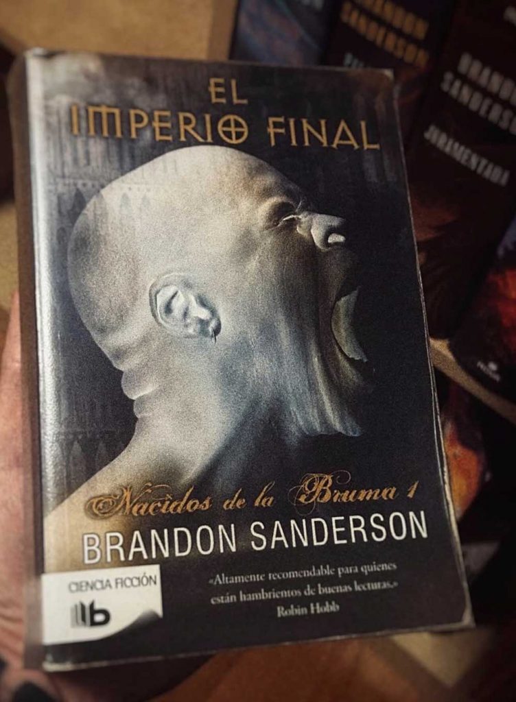 Ejemplar de El Imperio Final, de Brandon Sanderson, primera novela de la saga Nacidos de la Bruma, con la edición original en español.
